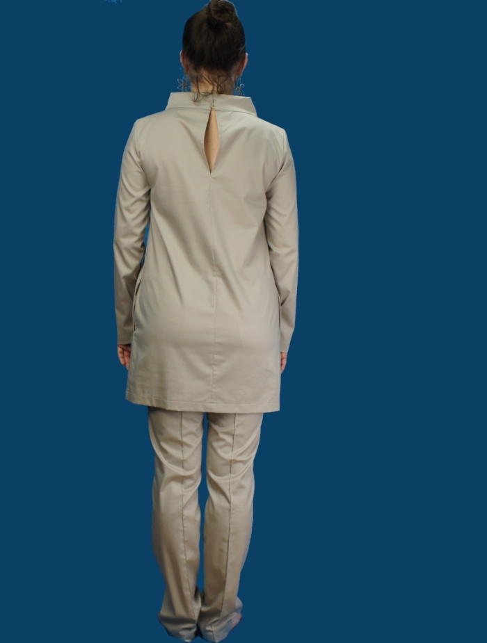 женская медицинская блузка песочного цвета с длинными рукавами
